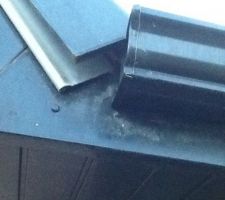 La gouttière a était poser de manière à ce que quand il pleut sa goutte le long des tuiles