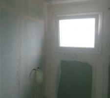 Abattement de la cloison de la future salle de bain, fini. Bcq   de clart&eacute;!!