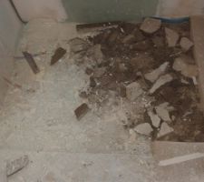 Chape d&eacute;coup&eacute;e pour pr&eacute;voir le futur emplacement du receveur de douche 90x120!!!!