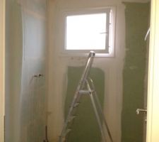 Abattement de la cloison de la future salle de bain, presque finie...