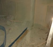 Et nos travaux commencent!!!! Abattement de la cloison de la future salle de bain