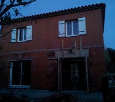 Apr&egrave;s la pause des fen&ecirc;tres, nous nous sommes aper&ccedil;us que la baie vitr&eacute;e de droite n'&eacute;tait pas centr&eacute;e avec le fen&ecirc;tre du dessus, comme c'&eacute;tait pr&eacute;vu sur les plans... Une erreur de 50cm: du coup, on a l'a faite d&eacute;placer, et voil&agrave; le travail!