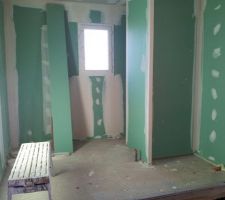 Et voil&agrave;, les placos sont fait! La scrigno (porte coulissante) n'est pas encore arriv&eacute;e, on attends.