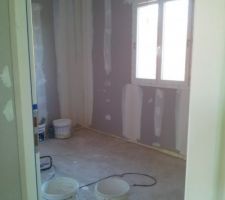 Et voil&agrave;, les placos sont fait! La scrigno (porte coulissante) n\'est pas encore arriv&eacute;e, on attends.