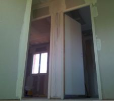 Et voil&agrave;, les placos sont fait! La scrigno (porte coulissante) n\\\'est pas encore arriv&eacute;e, on attends.