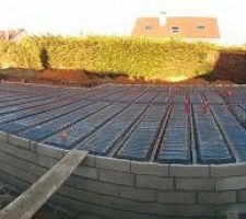 La dalle du VS est pr&ecirc;te &agrave; &ecirc;tre coul&eacute;e.