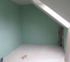 Salle de bain. la baignoire est prévue contre le mur du fond mais l'évacuation des eaux n'apparait pas encore.