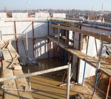 Le béton est coulé dans les murs