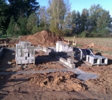 Fondations sèches, le maçon pose les ranges de parpaing et entame le vide sanitaire.