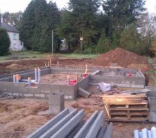 Fondations sèches, le maçon pose les ranges de parpaing et entame le vide sanitaire.