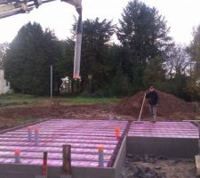 Le vide sanitaire est terminé, le maçon fait un travail impeccable, seul sur le chantier avec les 1ères gelées, il se marre et fait des blagues. Je suis scotché par la propreté et la rapidité des travaux.