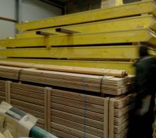 On découvre les caissons de toiture et les panneaux de la maison. Les cerveaux turbinent, on se dit que tout va très vite et on s'attend forcément à ce que quelque chose coince, tout ne peut pas se passer comme dans un rêve. Bah si en fait