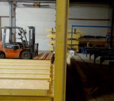 On découvre les caissons de toiture et les panneaux de la maison. Les cerveaux turbinent, on se dit que tout va très vite et on s\\\'attend forcément à ce que quelque chose coince, tout ne peut pas se passer comme dans un rêve. Bah si en fait