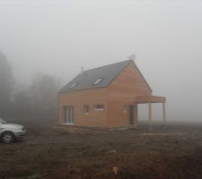 Et voilà la maison est montée! Tout est prêt à l\\\'extérieur, ne nous reste plus qu\\\'à rendre l\\\'intérieur habitable et ce sera bon!
Un travail admirable de la part de l\\\'équipe de Habitat Bois Création: ils sont sympa, ils sont rapides, ils travaillent proprement, et un bonus non négligeable ils nous tiennent au courant de l\\\'avancement des travaux.