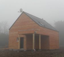 Et voilà la maison est montée! Tout est prêt à l'extérieur, ne nous reste plus qu'à rendre l'intérieur habitable et ce sera bon!
Un travail admirable de la part de l'équipe de Habitat Bois Création: ils sont sympa, ils sont rapides, ils travaillent proprement, et un bonus non négligeable ils nous tiennent au courant de l'avancement des travaux.