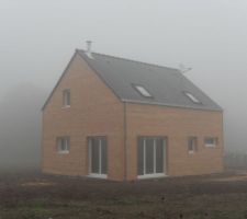 Et voilà la maison est montée! Tout est prêt à l\\\\\\\'extérieur, ne nous reste plus qu\\\\\\\'à rendre l\\\\\\\'intérieur habitable et ce sera bon!
Un travail admirable de la part de l\\\\\\\'équipe de Habitat Bois Création: ils sont sympa, ils sont rapides, ils travaillent proprement, et un bonus non négligeable ils nous tiennent au courant de l\\\\\\\'avancement des travaux.