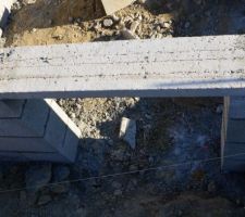 Pose du linteau en beton et ferraille au 4ème rang