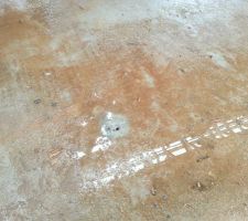Perçage de la dalle pour évacuation de l'eau... et ce n'est pas le seul trou. j'aurai préféré une autre méthode!
