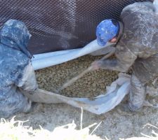 Un peu de cailloux pour le drainage