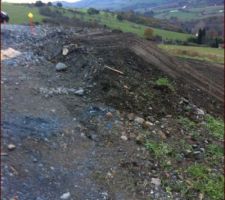 Talus qui tiens les parkings et qui d&eacute;borde sur notre terrain