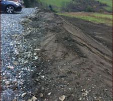 Talus qui tiens les parkings et qui d&eacute;borde sur notre terrain