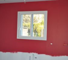 Peinture mur cuisine en framboise de chez Dulux Valentine