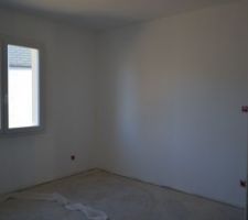 La chambre de Marine avec la sous couche ( ça change déjà beaucoup!!)