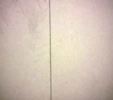 "lame ou séparation" faite lors du coulage de la chape lisse pour la dilatation de la maison. on retrouve ça au niveau de chaque chambre, et de la cuisine