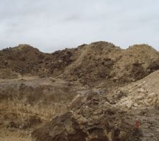 Mont de terre pour futur remblai
