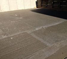 Ici, le lendemain du coulage du plancher au garage. ( au milieu les treilli pour le poteau central ).