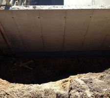 On ne voit que peux. Ils ont coulé une fond de béton sur le bas des murs du garage. Pourquoi ? Je sais pas !