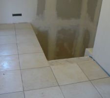 La descente d'escalier et le coin bureau