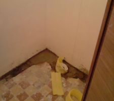 Toilettes apr&egrave;s avoir refait l'&eacute;vacuation.