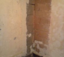 Ancienne chemin&eacute;e apr&egrave;s d&eacute;mollition &agrave; l'&eacute;tage des chambres.