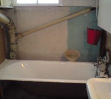 Ancienne salle de bain apr&egrave;s avoir enlev&eacute; les caissons.