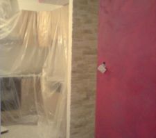 Mur rose de l'entr&eacute;e qui part dans la cuisine.