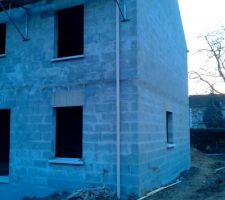 Pose des goutti&egrave;res par les couvreurs