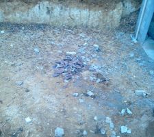 Chutes de tuiles jet&eacute;es par les couvreurs... comment dire
C'est pas la poubelle ici!