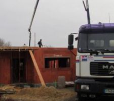 Les 2 camions cul à cul : le 1er déverse le béton dans le second qui ensuite l'envoie sur le toit via la pompe