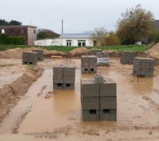 Les parpaings attendent les maçons pour le VS (3 rangs prévus). Beaucoup d'eau encore à cause du temps de ces derniers jours...