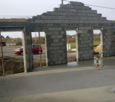 Photos de la charpente enfin sur les murs et plus sur la terre (plus 20 jours sur le sol) Travail du charpentier entre le 16 et le 19 décembre 2013.
