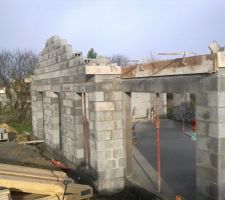 Photos de la charpente enfin sur les murs et plus sur la terre (plus 20 jours sur le sol) Travail du charpentier entre le 16 et le 19 décembre 2013.