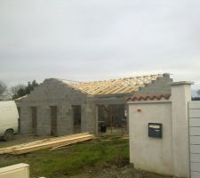 Photos de la charpente enfin sur les murs et plus sur la terre (plus 20 jours sur le sol) Travail du charpentier entre le 16 et le 19 décembre 2013.