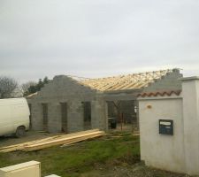 Photos de la charpente enfin sur les murs et plus sur la terre (plus 20 jours sur le sol) Travail du charpentier entre le 16 et le 19 décembre 2013.