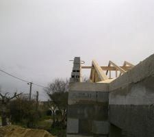 Photos de la charpente enfin sur les murs et plus sur la terre (plus 20 jours sur le sol) Travail du charpentier entre le 16 et le 19 décembre 2013.