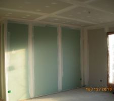 Bandes faites ,mur entre salon et salle de bain