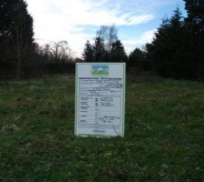 Affichage de notre permis de construire sur le terrain .