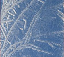 Dessins de givre sur les vitres du toit