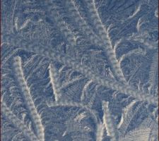 Dessins de givre sur les vitres du toit