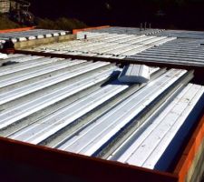 Pose des briques collées de 5 cm tout le long du périmètre du vide sanitaire. Les hourdis en polystyrène recouvrent également la surface du garage et celle de la terrasse.